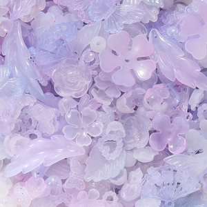 Detailopname van pastelkleurige acryl kralen in vlinder- en roosvorm voor DIY-sieraden