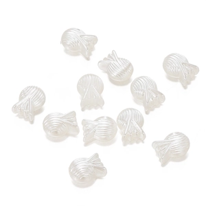 Detail kleiner perlweißer Haarklammern aus strukturiertem Harz für DIY-Frisuren und Styling