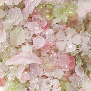 Macro-opname van diverse acryl kralen in bloem- en vlindervorm voor DIY-sieraden maken