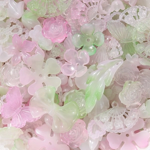 Macro-opname van pastelkleurige acryl kralen met rozen, strikken en waaiers voor DIY-sieraden