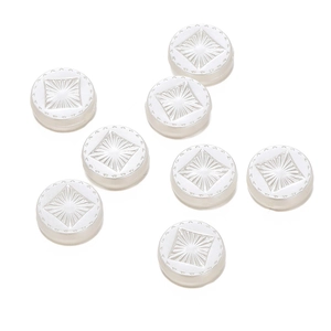 Makro-Detail weißer ABS-Perlen mit floralem Prägemuster für handgefertigten DIY-Schmuck