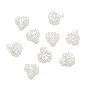 Makroaufnahme von 3D-Perlglanz-Blumenperlen für DIY-Schmuck und handgemachtes Zubehör