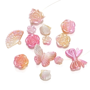 Macro-opname van iriserende hars kralen met parelglans voor het maken van DIY sieraden