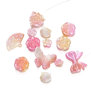 Macro-opname van parelmoer hars rozen en strik kralen voor DIY sieraden maken