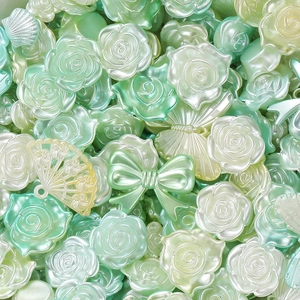 Macro-detail van parelmoer roos en strik kralen voor DIY sieraden in muntgroen en wit