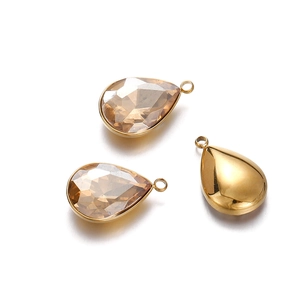 Vista detallada de colgantes de cristal champán en forma de gota con base dorada para joyería DIY