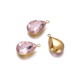 Vista detallada de colgantes de cristal rosa facetado con base de metal dorado brillante