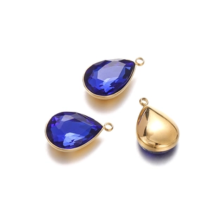 Detalle de colgantes de cristal en forma de gota azul oscuro con base dorada para joyas