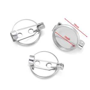 Dettaglio della base per spilla tonda da 16mm in acciaio inox con spilla per gioielli fai da te