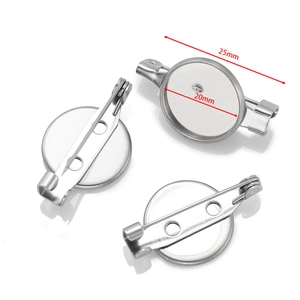 Dettaglio della base per spilla rotonda 20mm in acciaio argento con spilla da 25mm