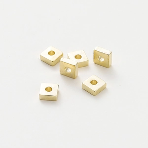 Primer plano de seis cuentas espaciadoras cuadradas bañadas en oro 18k con brillo espejo