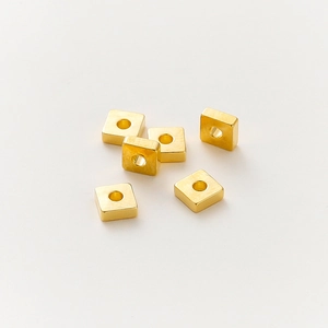 Detalle de seis cuentas espaciadoras cuadradas bañadas en oro 18k para joyería DIY