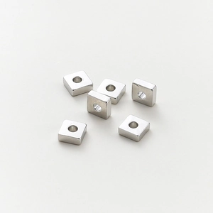 Detalle de cuentas espaciadoras cuadradas de plata pulida para creación de joyas DIY