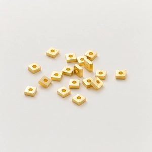 Detalle de cuentas espaciadoras cúbicas bañadas en oro de 18k para joyería DIY pulida