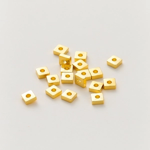 Primer plano de cuentas espaciadoras cuadradas bañadas en oro de 18k para joyería DIY