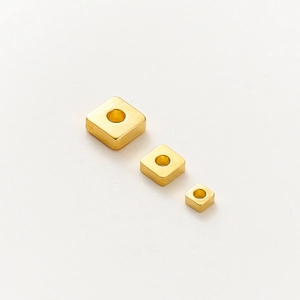 Cuentas espaciadoras cuadradas de metal doradas de 18k en tres tamaños para joyería DIY