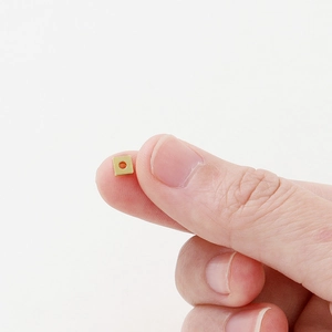 Cuentas cuadradas bañadas en oro de 18k para crear joyas DIY entre los dedos
