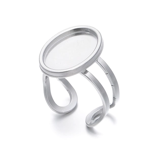 Dettaglio macro della base dell'anello regolabile in acciaio inox con vassoio ovale DIY