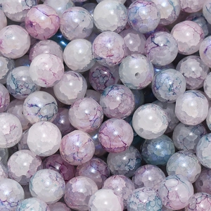Détail macro de perles en verre de 10mm avec texture craquelée violette pour bijoux DIY