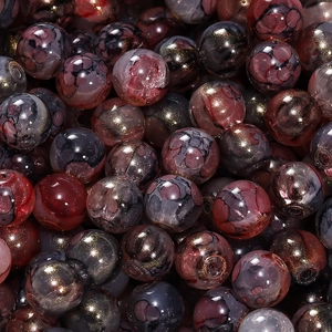 Vue macro de perles en verre de 10mm avec texture marbrée, feuille d'or et effet encre