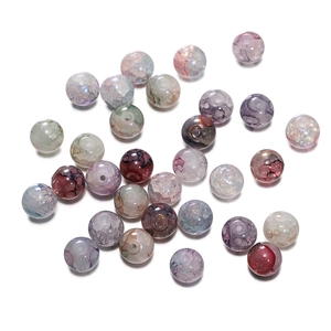 Vue détaillée des perles de verre craquelées de 10mm pour la création de bijoux DIY