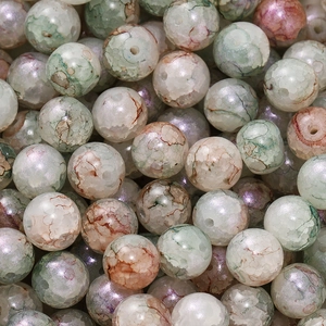 Vue macro de perles de verre marbré de 10 mm avec feuille d'or pour création de bijoux