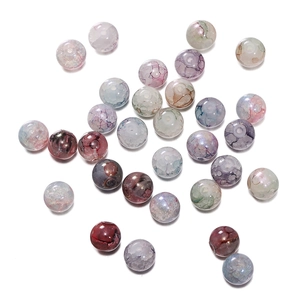 Détail macro de perles en verre craquelé marbré de 10mm pour bijoux DIY aux couleurs vives