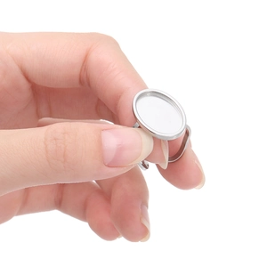 Dettaglio della base per anello regolabile in acciaio inox con vassoio tondo per DIY