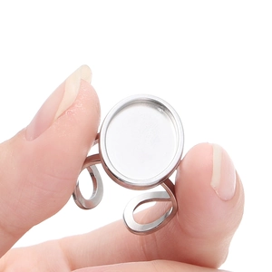 Vista macro della base per anello regolabile in acciaio inossidabile con vassoio tondo DIY