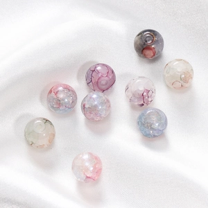 Vue macro de perles en verre marbré de 10mm avec texture de peinture impressionniste DIY