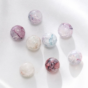 Vue détaillée de perles en verre marbré 10mm avec texture peinture à l'huile pour bijoux