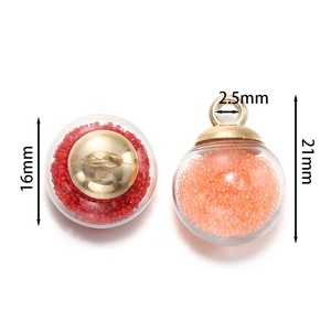Détail macro du pendentif bulle en verre 16mm avec billes colorées et calotte dorée