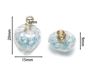 Vue détaillée du pendentif cœur en verre avec remplissage scintillant bleu et anneau doré