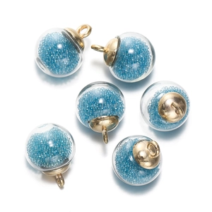 Détail de six breloques bulles en verre bleu avec calottes dorées pour bijoux DIY