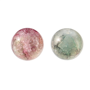 Vue détaillée de perles en verre de 10mm rose et bleu avec texture craquelée et feuille d'or