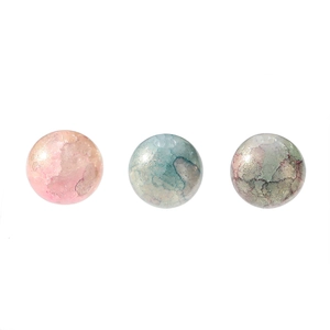 Détail macro de perles en verre marbré 10mm avec feuille d'or et texture aquarelle DIY