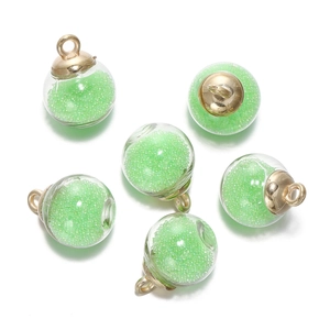 Détail de 6 pendentifs boules de verre avec micro-perles vert clair et calottes dorées