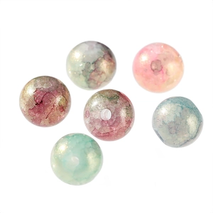 Vue macro de perles en verre marbré de 10mm avec feuilles d'or pour bijoux DIY