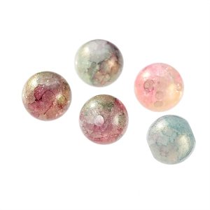 Vue macro de perles en verre de 10mm au style de peinture à l'huile pour bijoux artisanaux