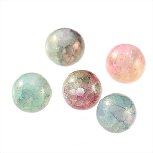 Détail macro de perles en verre de 10mm style peinture à l'huile pour bijoux DIY avec perçage