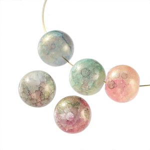 Détail macro de perles en verre de 10mm style peinture impressionniste pour bijoux DIY