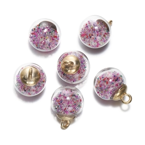 Détail de six pendentifs globes en verre transparent remplis de micro-perles colorées