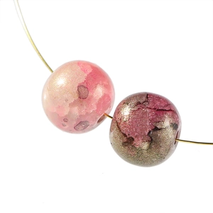 Détail macro de perles en verre de 10mm avec dorure pour création de bijoux