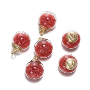 Vue détaillée de 6 pendentifs boules de verre avec perles rouges et embouts dorés