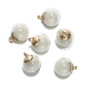 Détail de 6 breloques en verre avec micro-perles blanches et capuchons dorés pour bijoux