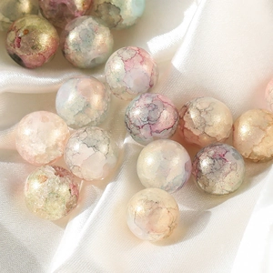 Détails de perles artistiques de 10mm avec feuilles d'or sur tissu en soie blanche
