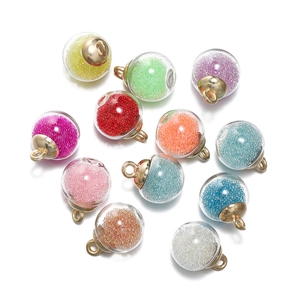Vue détaillée de pendentifs bulles en verre coloré avec boucles dorées pour bijoux