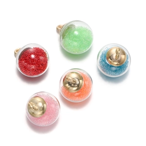 Gros plan de breloques sphériques en verre coloré avec capuchons dorés pour bijoux DIY
