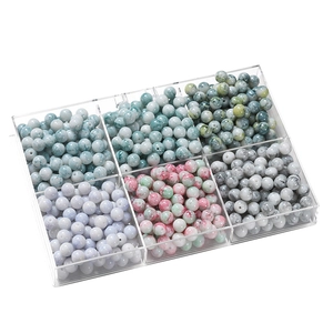 Détail de perles en verre de 10 mm en boîte acrylique pour la création de bijoux