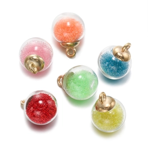 Vue détaillée de six pendentifs en verre coloré avec capuchons dorés pour bijoux DIY